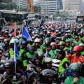 Foto: Potret ojek online yang hendak menghadiri May Day Fiesta di Monas, Jakarta, Jumat (1/5/2026). (CNBC Indonesia/Muhammad Sabki)