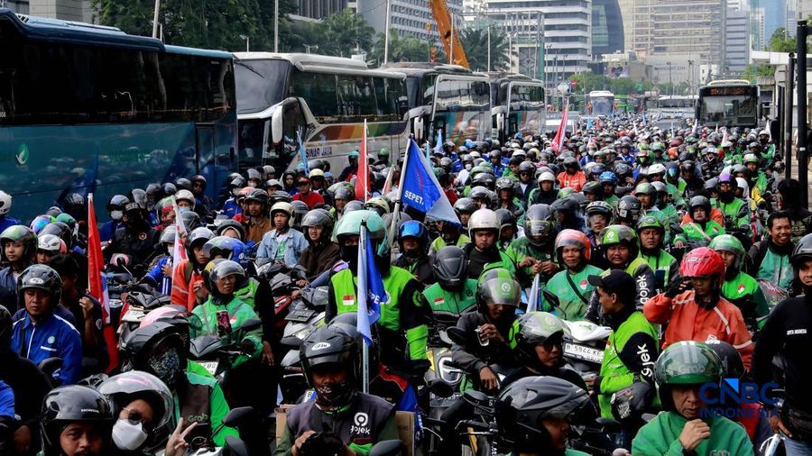 Foto: Potret ojek online yang hendak menghadiri May Day Fiesta di Monas, Jakarta, Jumat (1/5/2026). (CNBC Indonesia/Muhammad Sabki)