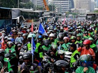 Ratusan Ojek Online dan buruh mengendarai motor untuk menghadiri Peringatan Hari Buruh Internasional di Monumen Nasional (Monas), Jakarta, Jumat (1/5/2026). (CNBC Indonesia/Muhammad Sabki)