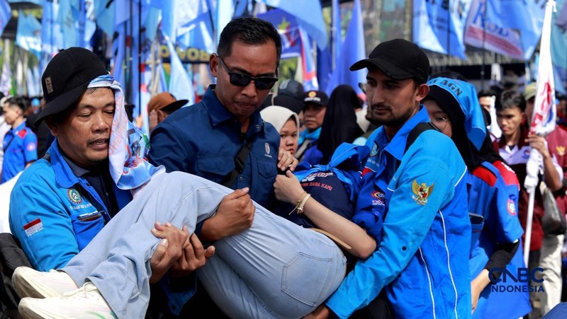 Ribuan buruh memadati Monumen Nasional (Monas) dalam peringatan Hari Buruh Internasional (May Day) di Jakarta, Jumat (1/5/2026). (CNBC Indonesia/Muhammad Sabki)