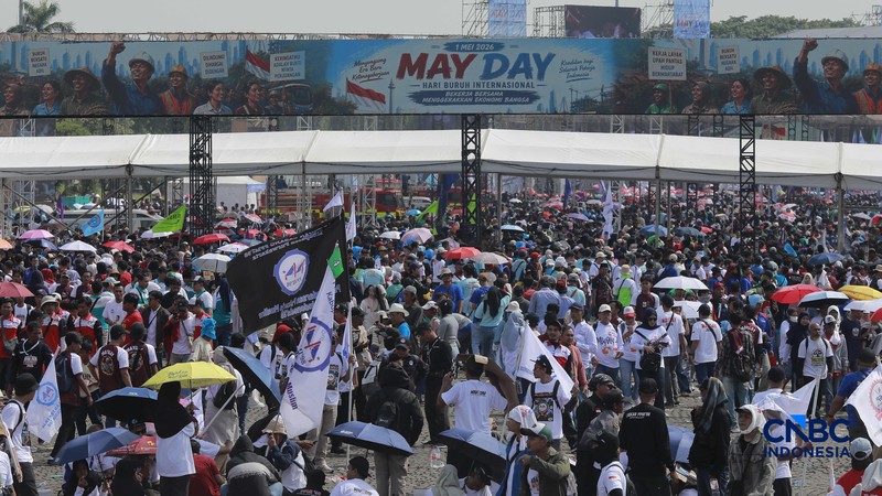 Para pengunjuk rasa berbaris sambil membawa spanduk tuntutan mereka selama demonstrasi Hari Buruh di Manila, Filipina, Jumat (1/5/2026). (REUTERS/Noel Celis)