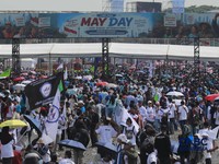 Ribuan buruh memadati Monumen Nasional (Monas) dalam peringatan Hari Buruh Internasional (May Day) di Jakarta, Jumat (1/5/2026). (CNBC Indonesia/Muhammad Sabki)
