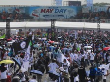 Ribuan buruh memadati Monumen Nasional (Monas) dalam peringatan Hari Buruh Internasional (May Day) di Jakarta, Jumat (1/5/2026). (CNBC Indonesia/Muhammad Sabki)