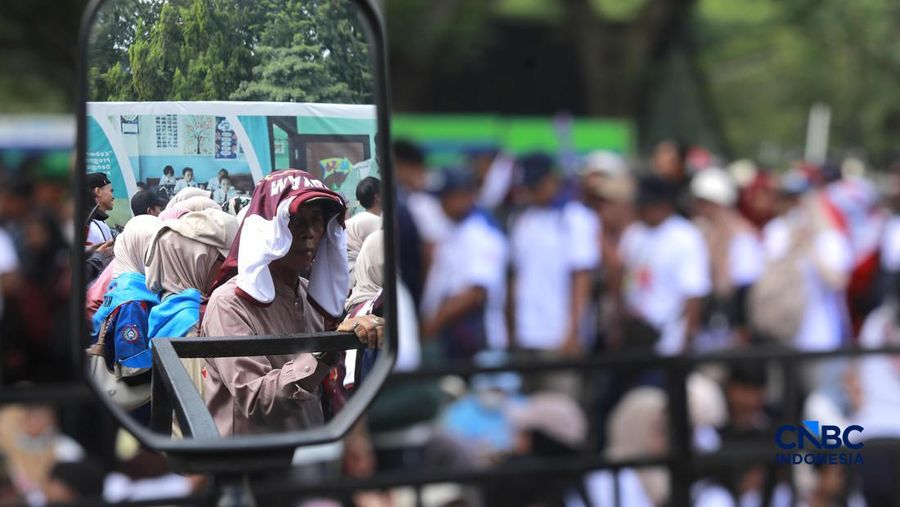 Ribuan buruh memadati Monumen Nasional (Monas) dalam peringatan Hari Buruh Internasional (May Day) di Jakarta, Jumat (1/5/2026). (CNBC Indonesia/Muhammad Sabki)