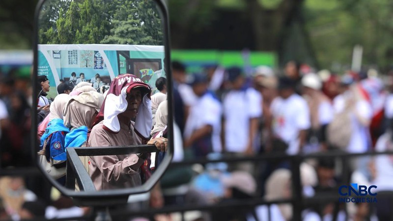 Ribuan buruh memadati Monumen Nasional (Monas) dalam peringatan Hari Buruh Internasional (May Day) di Jakarta, Jumat (1/5/2026). (CNBC Indonesia/Muhammad Sabki)