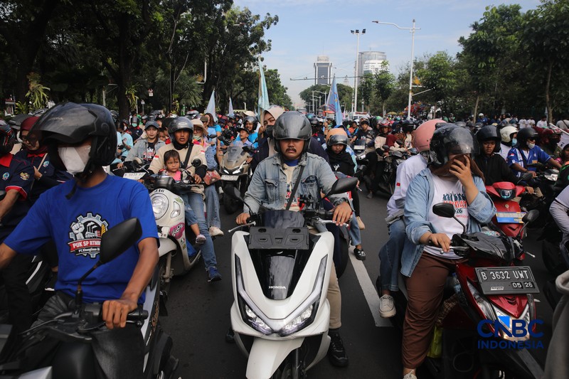 Ribuan buruh yang mengendarai sepeda motor tiba di Jalan Medan Merdeka Selatan, Jumat (1/5/2026). (CNBC Indonesia/Faisal Rahman)