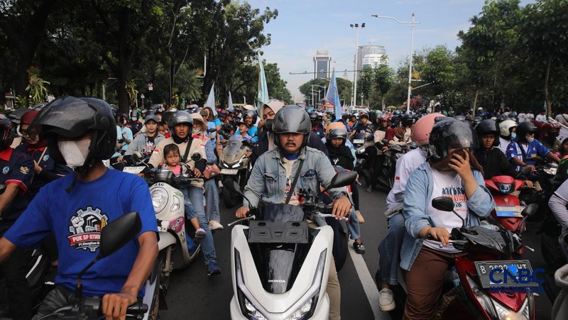 Ribuan buruh yang mengendarai sepeda motor tiba di Jalan Medan Merdeka Selatan, Jumat (1/5/2026).