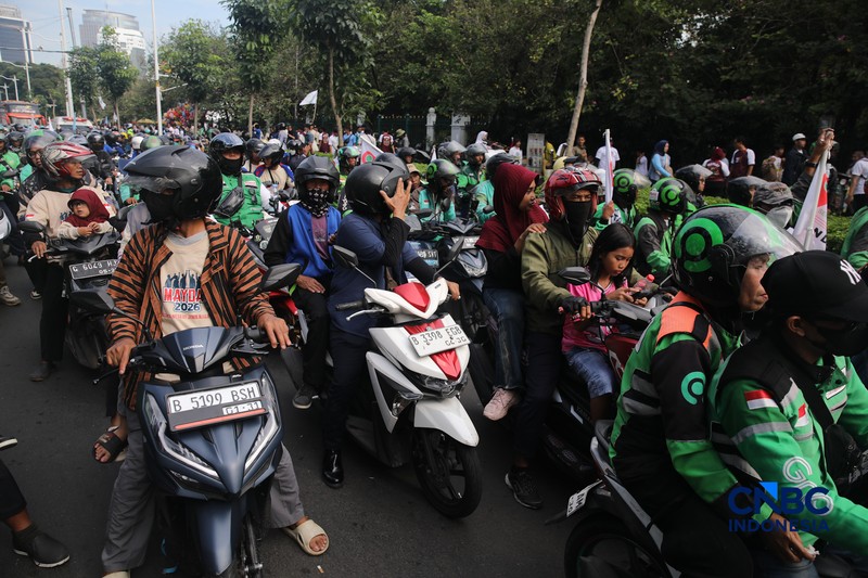 Ribuan buruh yang mengendarai sepeda motor tiba di Jalan Medan Merdeka Selatan, Jumat (1/5/2026). (CNBC Indonesia/Faisal Rahman)