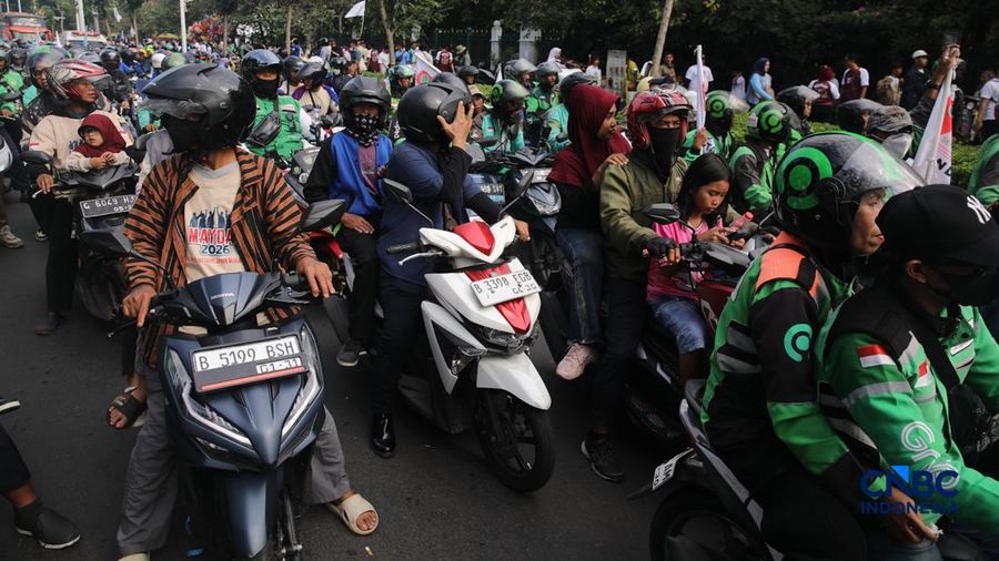 Ribuan buruh yang mengendarai sepeda motor tiba di Jalan Medan Merdeka Selatan, Jumat (1/5/2026).