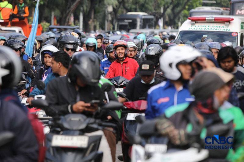 Ribuan buruh yang mengendarai sepeda motor tiba di Jalan Medan Merdeka Selatan, Jumat (1/5/2026). (CNBC Indonesia/Faisal Rahman)