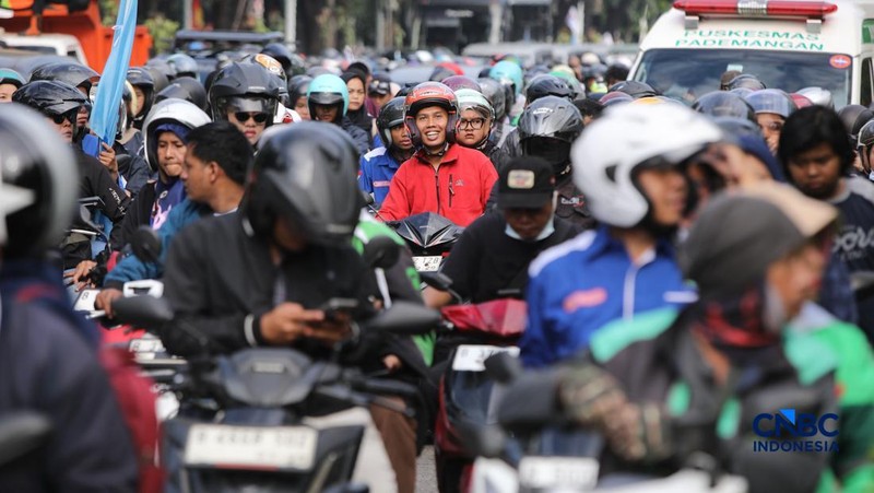 Ribuan buruh yang mengendarai sepeda motor tiba di Jalan Medan Merdeka Selatan, Jumat (1/5/2026).