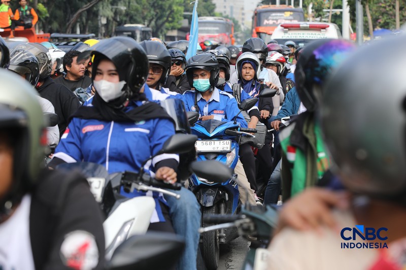 Ribuan buruh yang mengendarai sepeda motor tiba di Jalan Medan Merdeka Selatan, Jumat (1/5/2026). (CNBC Indonesia/Faisal Rahman)