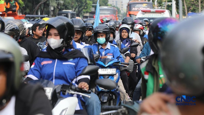 Ribuan buruh yang mengendarai sepeda motor tiba di Jalan Medan Merdeka Selatan, Jumat (1/5/2026).