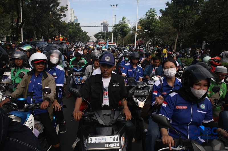 Ribuan buruh yang mengendarai sepeda motor tiba di Jalan Medan Merdeka Selatan, Jumat (1/5/2026). (CNBC Indonesia/Faisal Rahman)