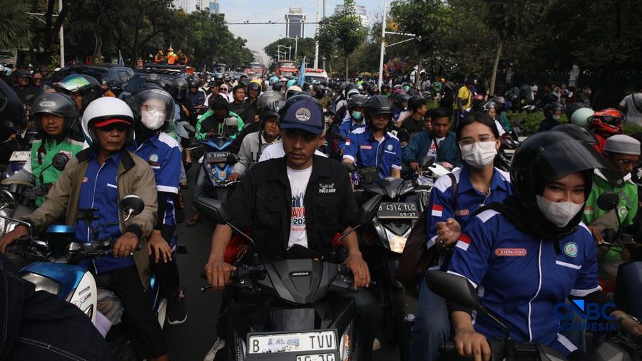 Ribuan buruh yang mengendarai sepeda motor tiba di Jalan Medan Merdeka Selatan, Jumat (1/5/2026).