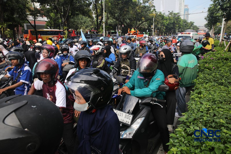 Ribuan buruh yang mengendarai sepeda motor tiba di Jalan Medan Merdeka Selatan, Jumat (1/5/2026). (CNBC Indonesia/Faisal Rahman)