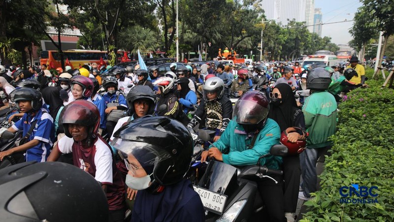 Ribuan buruh yang mengendarai sepeda motor tiba di Jalan Medan Merdeka Selatan, Jumat (1/5/2026).