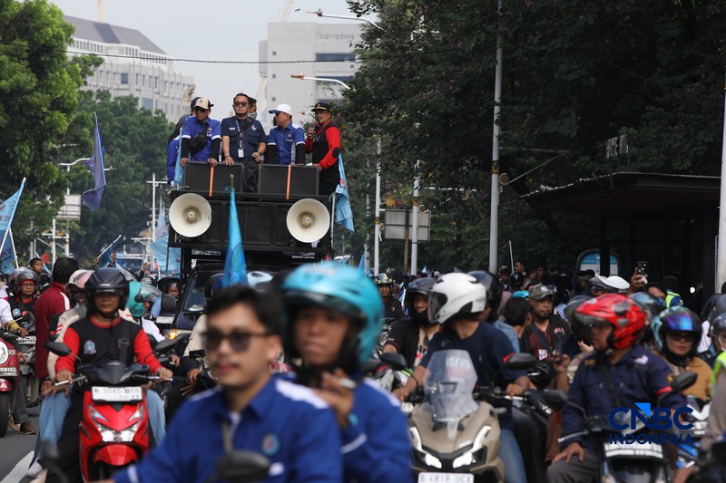 Ribuan buruh yang mengendarai sepeda motor tiba di Jalan Medan Merdeka Selatan, Jumat (1/5/2026). (CNBC Indonesia/Faisal Rahman)