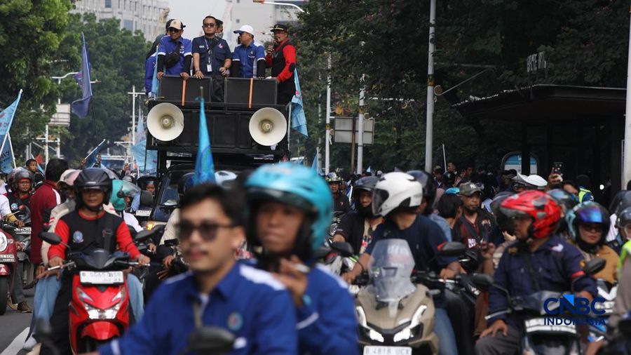 Ribuan buruh yang mengendarai sepeda motor tiba di Jalan Medan Merdeka Selatan, Jumat (1/5/2026). (CNBC Indonesia/Faisal Rahman)