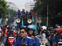 Ribuan buruh yang mengendarai sepeda motor tiba di Jalan Medan Merdeka Selatan, Jumat (1/5/2026). (CNBC Indonesia/Faisal Rahman)