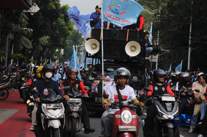 Ribuan buruh yang mengendarai sepeda motor tiba di Jalan Medan Merdeka Selatan, Jumat (1/5/2026). (CNBC Indonesia/Faisal Rahman)