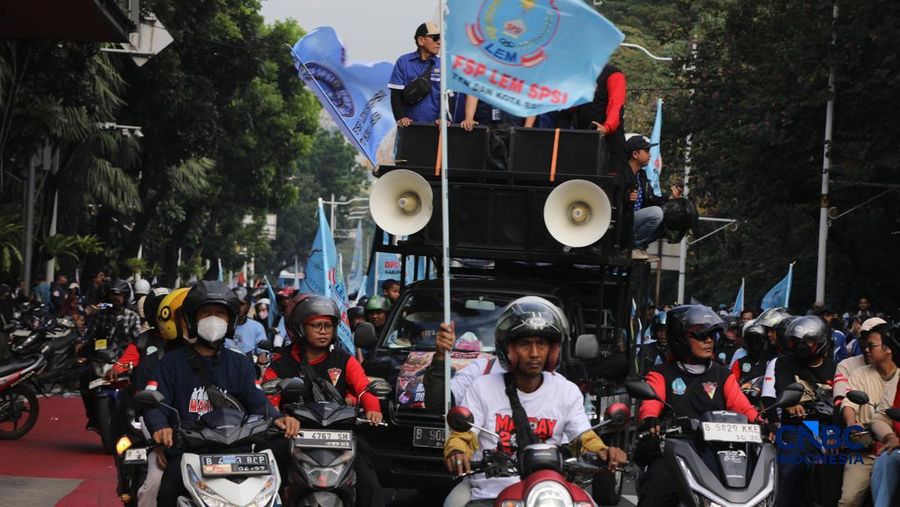 Ribuan buruh yang mengendarai sepeda motor tiba di Jalan Medan Merdeka Selatan, Jumat (1/5/2026).