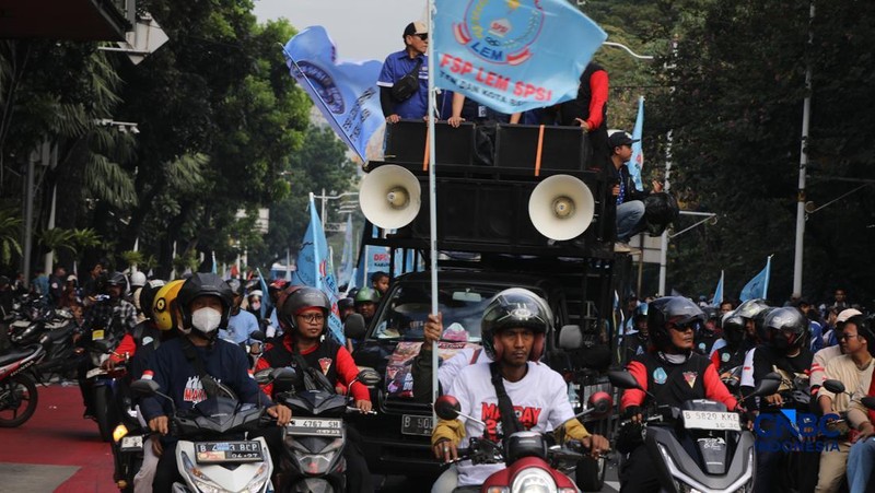 Ribuan buruh yang mengendarai sepeda motor tiba di Jalan Medan Merdeka Selatan, Jumat (1/5/2026).