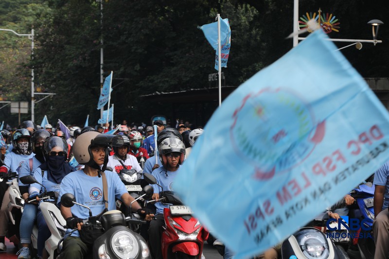 Ribuan buruh yang mengendarai sepeda motor tiba di Jalan Medan Merdeka Selatan, Jumat (1/5/2026). (CNBC Indonesia/Faisal Rahman)