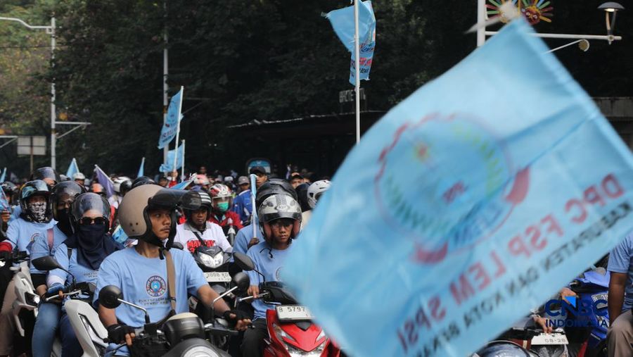 Ribuan buruh yang mengendarai sepeda motor tiba di Jalan Medan Merdeka Selatan, Jumat (1/5/2026).