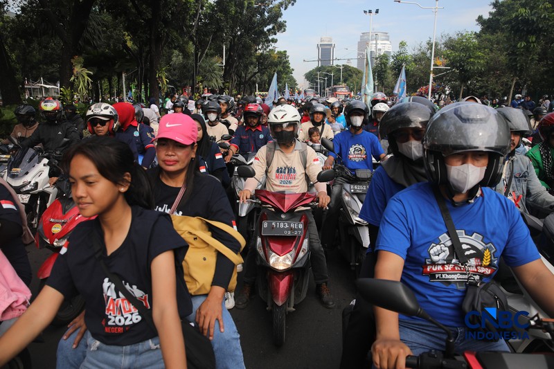 Para pengunjuk rasa berbaris sambil membawa spanduk tuntutan mereka selama demonstrasi Hari Buruh di Manila, Filipina, Jumat (1/5/2026). (REUTERS/Noel Celis)