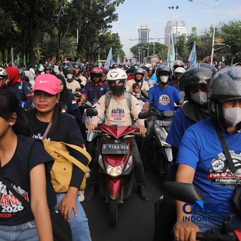 Ribuan buruh yang mengendarai sepeda motor tiba di Jalan Medan Merdeka Selatan, Jumat (1/5/2026). (CNBC Indonesia/Faisal Rahman)