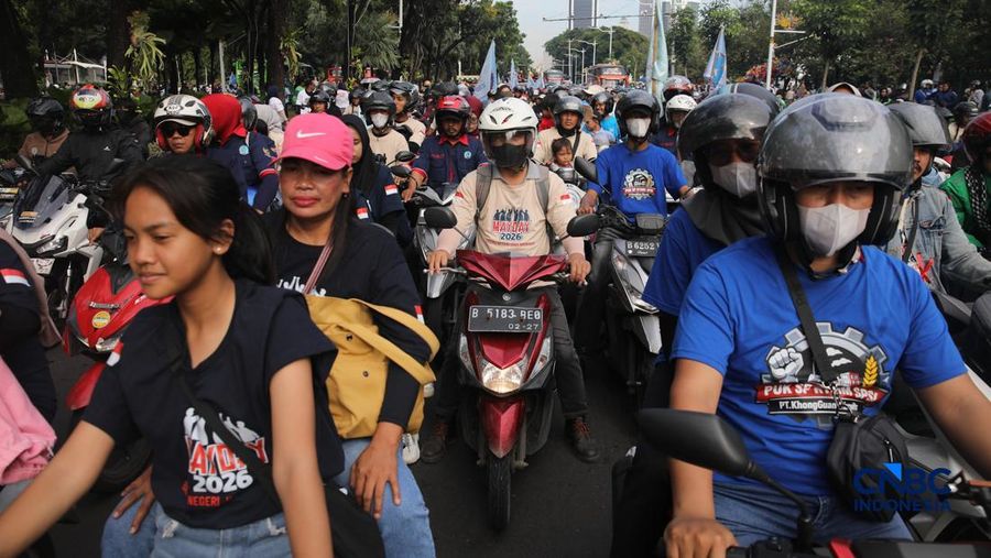 Ribuan buruh yang mengendarai sepeda motor tiba di Jalan Medan Merdeka Selatan, Jumat (1/5/2026). (CNBC Indonesia/Faisal Rahman)
