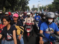 Ribuan buruh yang mengendarai sepeda motor tiba di Jalan Medan Merdeka Selatan, Jumat (1/5/2026). (CNBC Indonesia/Faisal Rahman)