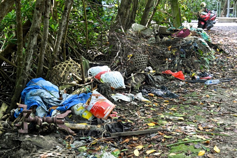 Sampah plastik terlihat berserakan di bawah pohon bakau di pusat konservasi bakau dekat Denpasar di pulau wisata Bali, pada 30 April 2026. (Photo by SONNY TUMBELAKA / AFP)