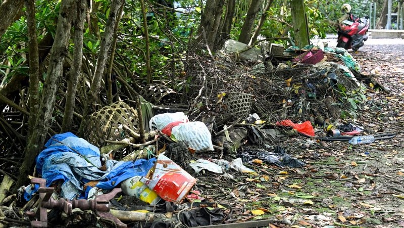 Sampah plastik terlihat berserakan di bawah pohon bakau di pusat konservasi bakau dekat Denpasar di pulau wisata Bali, pada 30 April 2026. (Photo by SONNY TUMBELAKA / AFP)