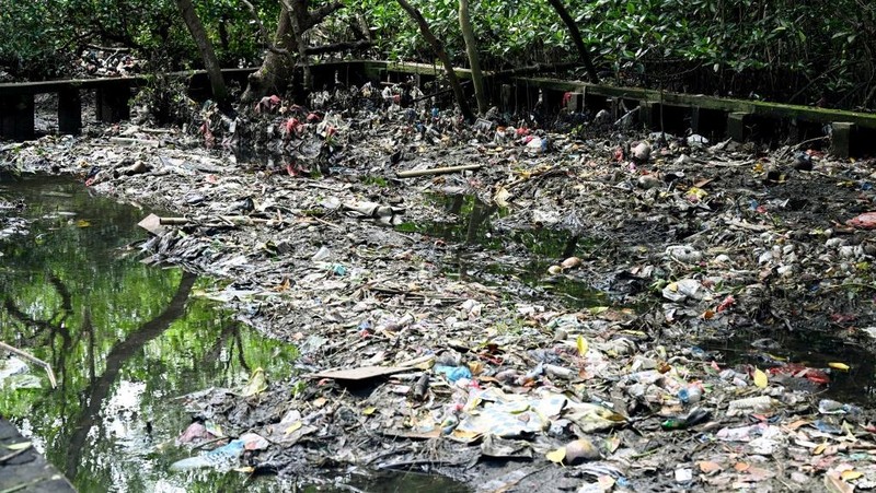 Sampah plastik terlihat berserakan di bawah pohon bakau di pusat konservasi bakau dekat Denpasar di pulau wisata Bali, pada 30 April 2026.