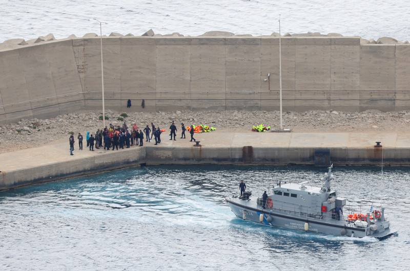 Kapal-kapal Penjaga Pantai Yunani mendekati sebuah kapal Israel yang membawa aktivis dari Global Sumud Flotilla, yang dicegat di perairan internasional oleh Angkatan Laut Israel, di lepas pelabuhan Atherinolakkos, di pulau Kreta, Yunani, 1 Mei 2026. (REUTERS/Stefanos Rapanis)