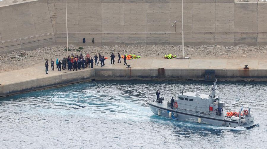 Sebuah kapal Penjaga Pantai Yunani memindahkan para aktivis dari Global Sumud Flotilla, yang dicegat di perairan internasional oleh Angkatan Laut Israel, di pelabuhan Atherinolakkos, di pulau Kreta, Yunani, 1 Mei 2026.