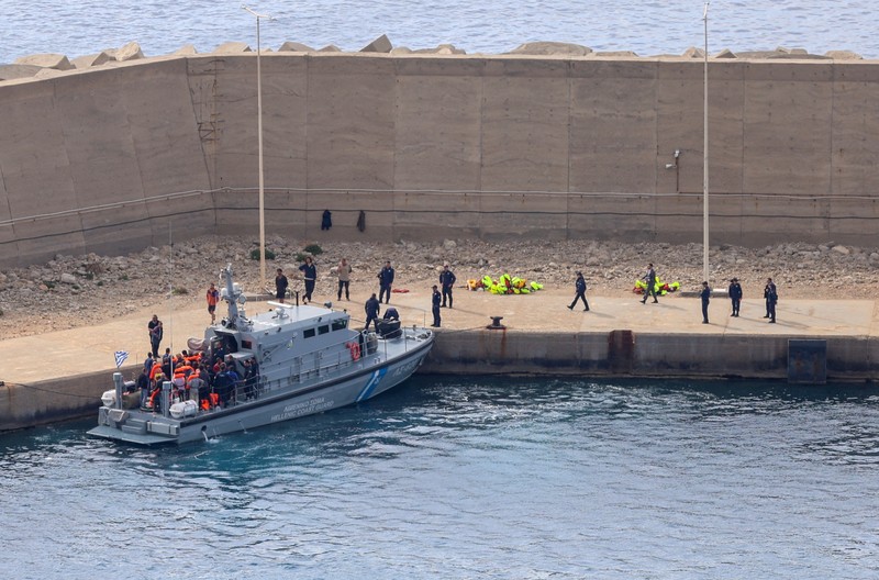 Kapal-kapal Penjaga Pantai Yunani mendekati sebuah kapal Israel yang membawa aktivis dari Global Sumud Flotilla, yang dicegat di perairan internasional oleh Angkatan Laut Israel, di lepas pelabuhan Atherinolakkos, di pulau Kreta, Yunani, 1 Mei 2026. (REUTERS/Stefanos Rapanis)