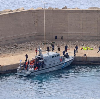 Sebuah kapal Penjaga Pantai Yunani memindahkan para aktivis dari Global Sumud Flotilla.