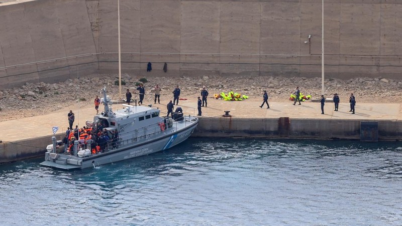 Sebuah kapal Penjaga Pantai Yunani memindahkan para aktivis dari Global Sumud Flotilla, yang dicegat di perairan internasional oleh Angkatan Laut Israel, di pelabuhan Atherinolakkos, di pulau Kreta, Yunani, 1 Mei 2026.
