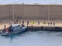 Sebuah kapal Penjaga Pantai Yunani memindahkan para aktivis dari Global Sumud Flotilla.