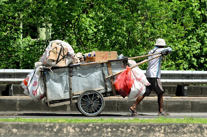 Sampah plastik terlihat berserakan di bawah pohon bakau di pusat konservasi bakau dekat Denpasar di pulau wisata Bali, pada 30 April 2026. (Photo by SONNY TUMBELAKA / AFP)