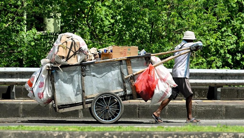 Seorang pemulung menarik gerobak yang penuh dengan sampah plastik di Denpasar, pulau wisata Bali, Indonesia, pada 30 April 2026.