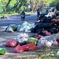 Tumpukan sampah terlihat di jalanan Denpasar, pulau wisata Bali, pada 24 April 2026. (Photo by SONNY TUMBELAKA / AFP)
