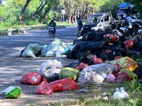 Tumpukan sampah terlihat di jalanan Denpasar, pulau wisata Bali, pada 24 April 2026. (Photo by SONNY TUMBELAKA / AFP)