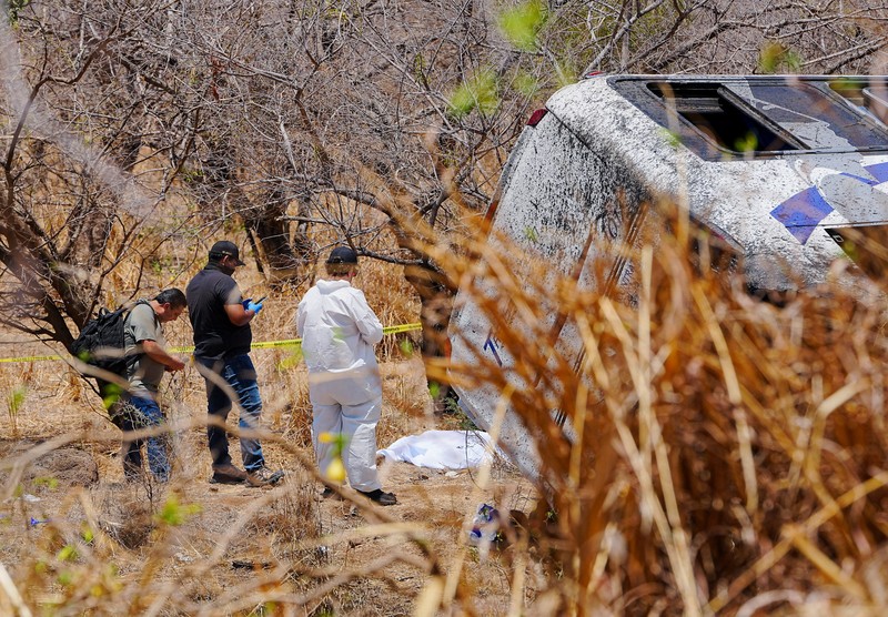 Insiden bus tergelincir dari jalan raya menyebabkan 11 orang tewas dan 31 lainnya terluka di dekat kota Amatlan de Canas, negara bagian Nayarit bagian barat, Meksiko, Jumat (1/5/2026). (REUTERS/Christian Ruano)