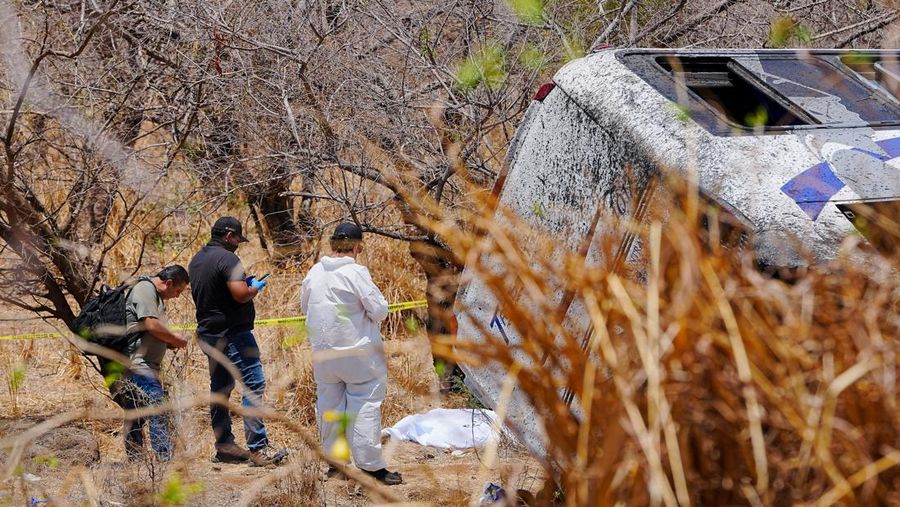 Insiden bus tergelincir dari jalan raya menyebabkan 11 orang tewas dan 31 lainnya terluka di dekat kota Amatlan de Canas, negara bagian Nayarit bagian barat, Meksiko, Jumat (1/5/2026). (REUTERS/Christian Ruano)