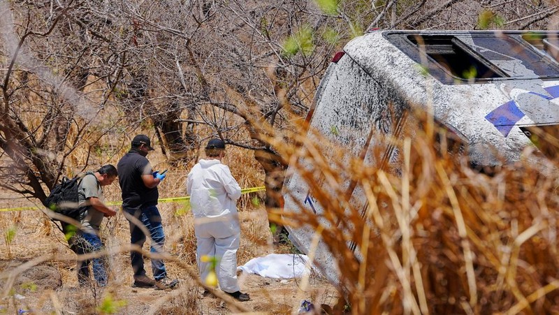 Insiden bus tergelincir dari jalan raya menyebabkan 11 orang tewas dan 31 lainnya terluka di dekat kota Amatlan de Canas, negara bagian Nayarit bagian barat, Meksiko, Jumat (1/5/2026). (REUTERS/Christian Ruano)