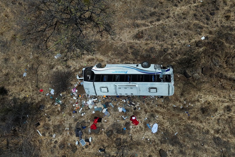 Insiden bus tergelincir dari jalan raya menyebabkan 11 orang tewas dan 31 lainnya terluka di dekat kota Amatlan de Canas, negara bagian Nayarit bagian barat, Meksiko, Jumat (1/5/2026). (REUTERS/Christian Ruano)